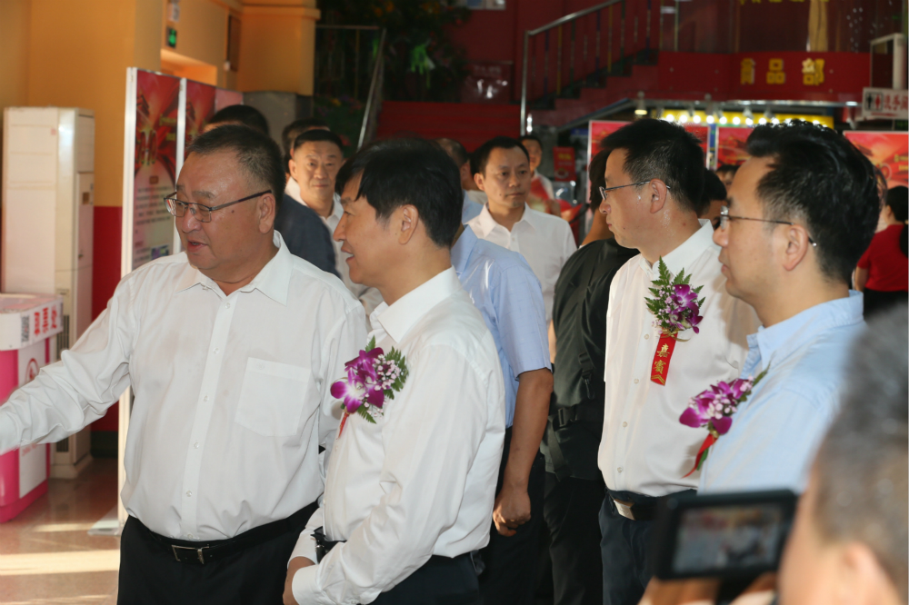2劉小明副部長(zhǎng)參觀中心發(fā)展成就展板_meitu_2.jpg