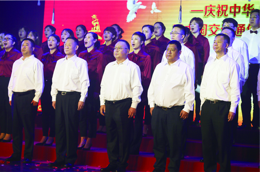 通信信息中心領(lǐng)導(dǎo)班子與職工合唱《我們走在大路上》。.jpg