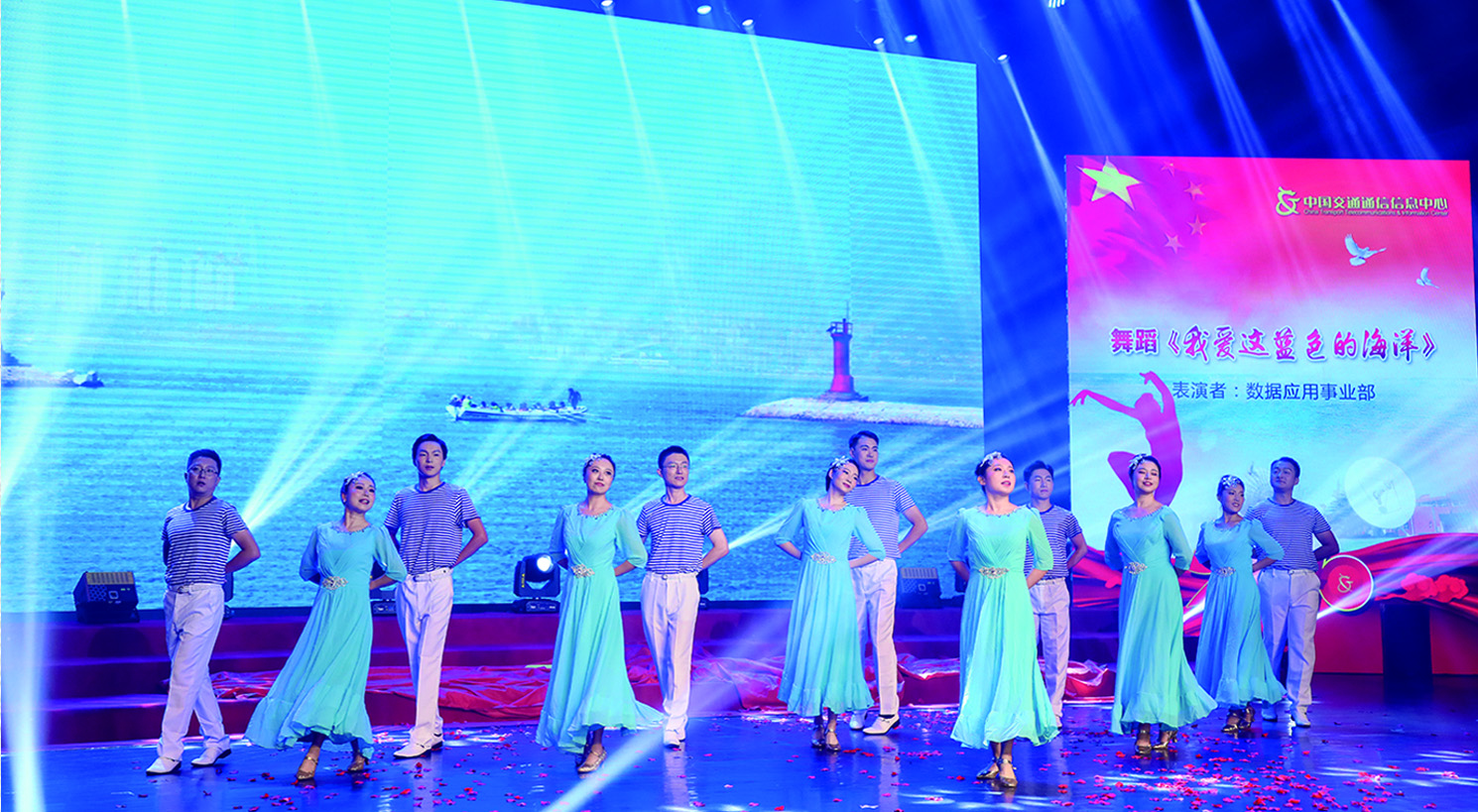 中心職工載歌載舞，表達(dá)對交通運輸事業(yè)的熱愛。.jpg