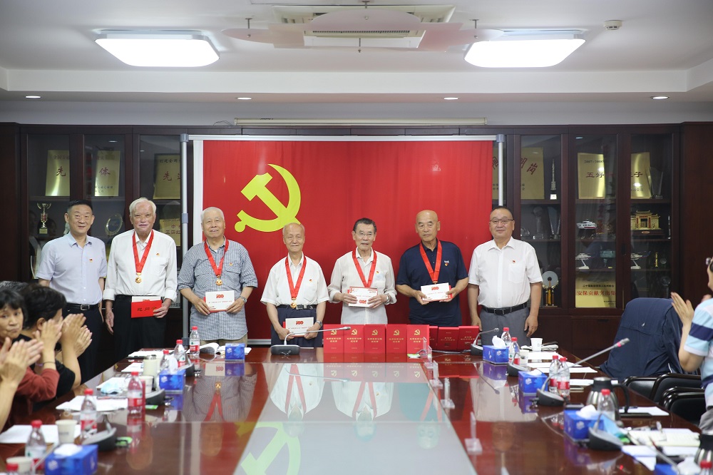 中心領(lǐng)導(dǎo)為老黨員代表頒發(fā)黨中央“光榮在黨50年”紀(jì)念章。.jpg