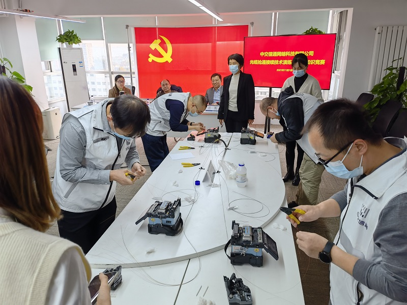 工作人員進(jìn)行光纖接續(xù)練習(xí)。.JPG